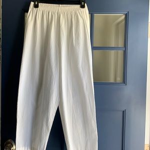 Woman’s pants white no tags at all